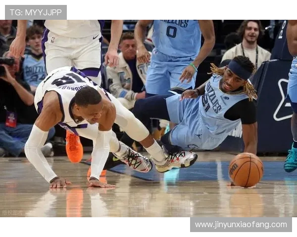 威少对阵灰熊精彩瞬间回顾展现篮球魅力与激情的巅峰对决 威少对阵灰熊精彩瞬间回顾展现篮球魅力与激情的巅峰对决